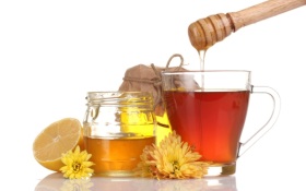 11 bigstock-honey-lemon-and-a-cup-of-tea--31917989
